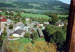 Vom Kirchturm aus gesehen: Das Gasthaus Auer und hinter der Kegelbahn das Gstehaus Dobernigg