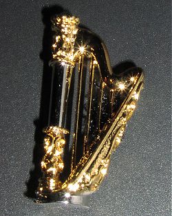 Harfe Brosche in schöner Samtschatulle - Musikinstrumente Miniaturen, Schmuckstücke, Modeschmuck
