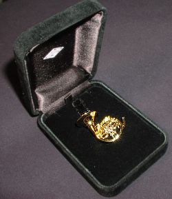 Horn Brosche in schöner Samtschatulle - Musikinstrumente Miniaturen, Schmuckstücke, Modeschmuck