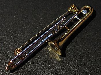 Posaune Brosche in schöner Samtschatulle - Musikinstrumente Miniaturen, Schmuckstücke, Modeschmuck
