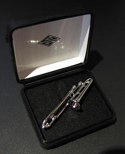 Posaune Brosche in schöner Box - Musikinstrumente Miniaturen, Schmuckstücke, Modeschmuck