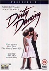 Dirty Dancing spielt Anfang der 60er Jahre in Amerika, vor der Ermordung der Kennedys und vor dem Vietnamkrieg - kurz, als die Welt noch in Ordnung war. Baby Houseman (Jennifer Grey) fährt mit ihren Eltern in ein Ferienhotel in den Catskills. Sie langweilt sich unter all den Erwachsenen zu Tode und lernt Johnny Castle (Patrick Swayze), den Tanzlehrer und Showtänzer des Hotels, kennen und lieben. Bis zum Happy End kommt der Zuschauer in den Genuß vieler Tanzszenen, die sich im Stil der 60er und 80er Jahre abwechseln. Außerdem müssen Konflikte sowohl unter den Jugendlichen als auch zwischen den Generationen gelöst werden.