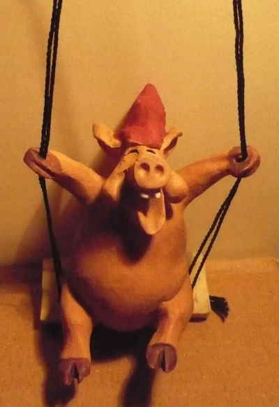 Weihnachtsschwein auf der Schaukel