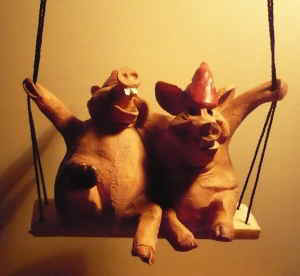 Weihnachtsschweine auf der Schaukel